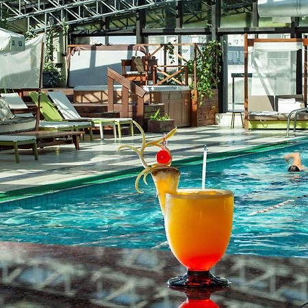 Radisson Montevideo Victoria Plaza Hotel Exterior foto The swimming pool at the hotel