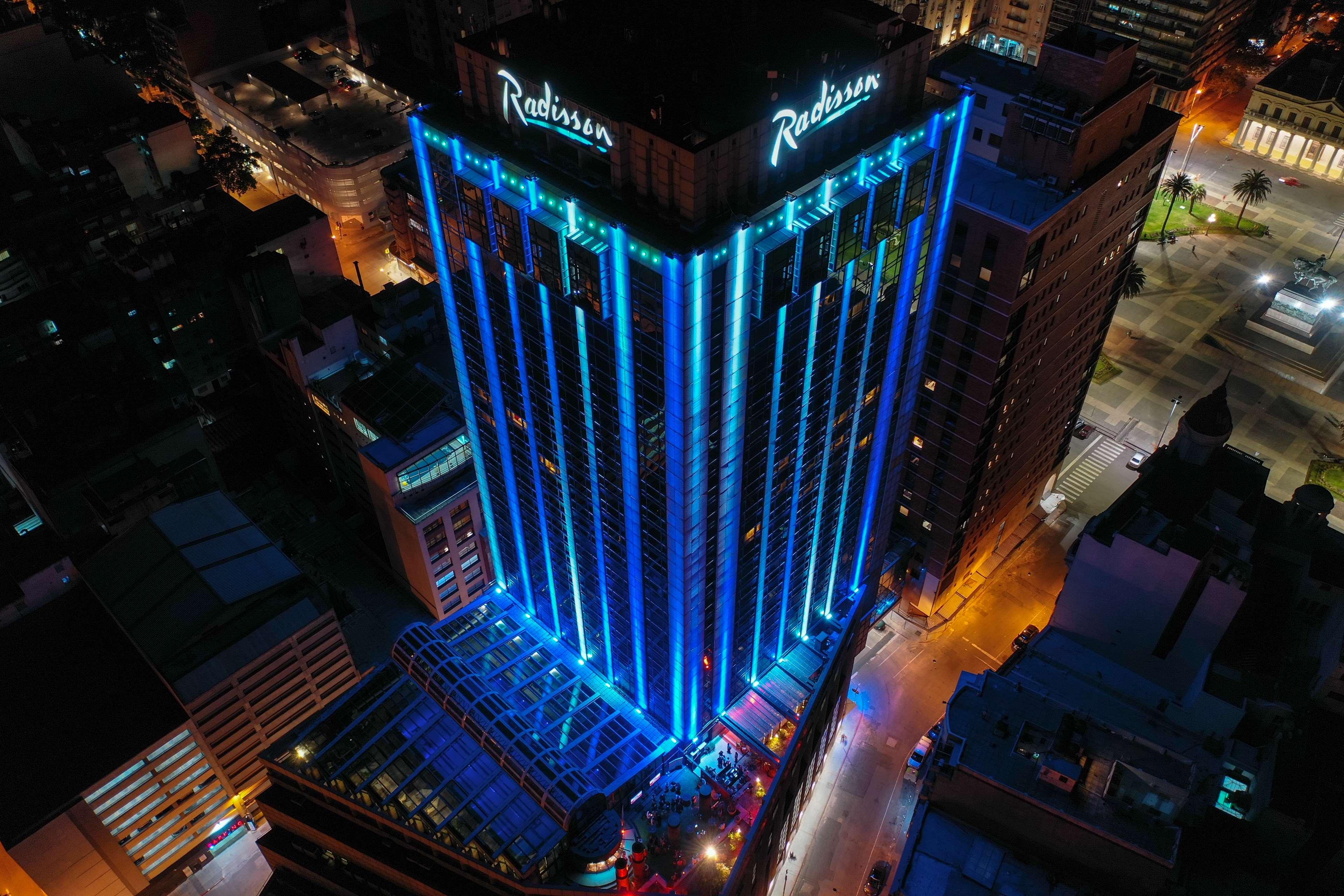 Radisson Montevideo Victoria Plaza Hotel Exterior foto The hotel at night