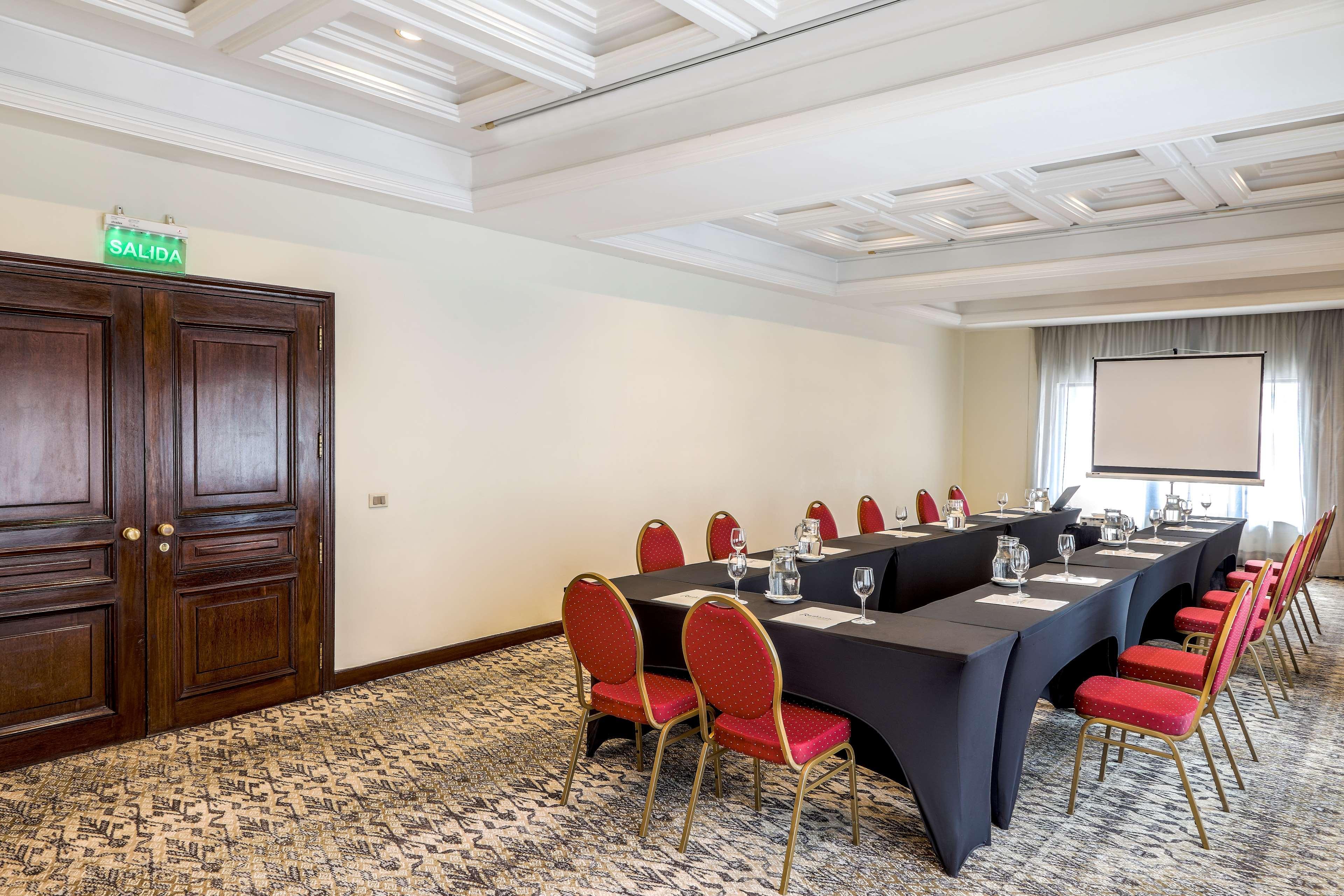 Radisson Montevideo Victoria Plaza Hotel Exterior foto Meeting room