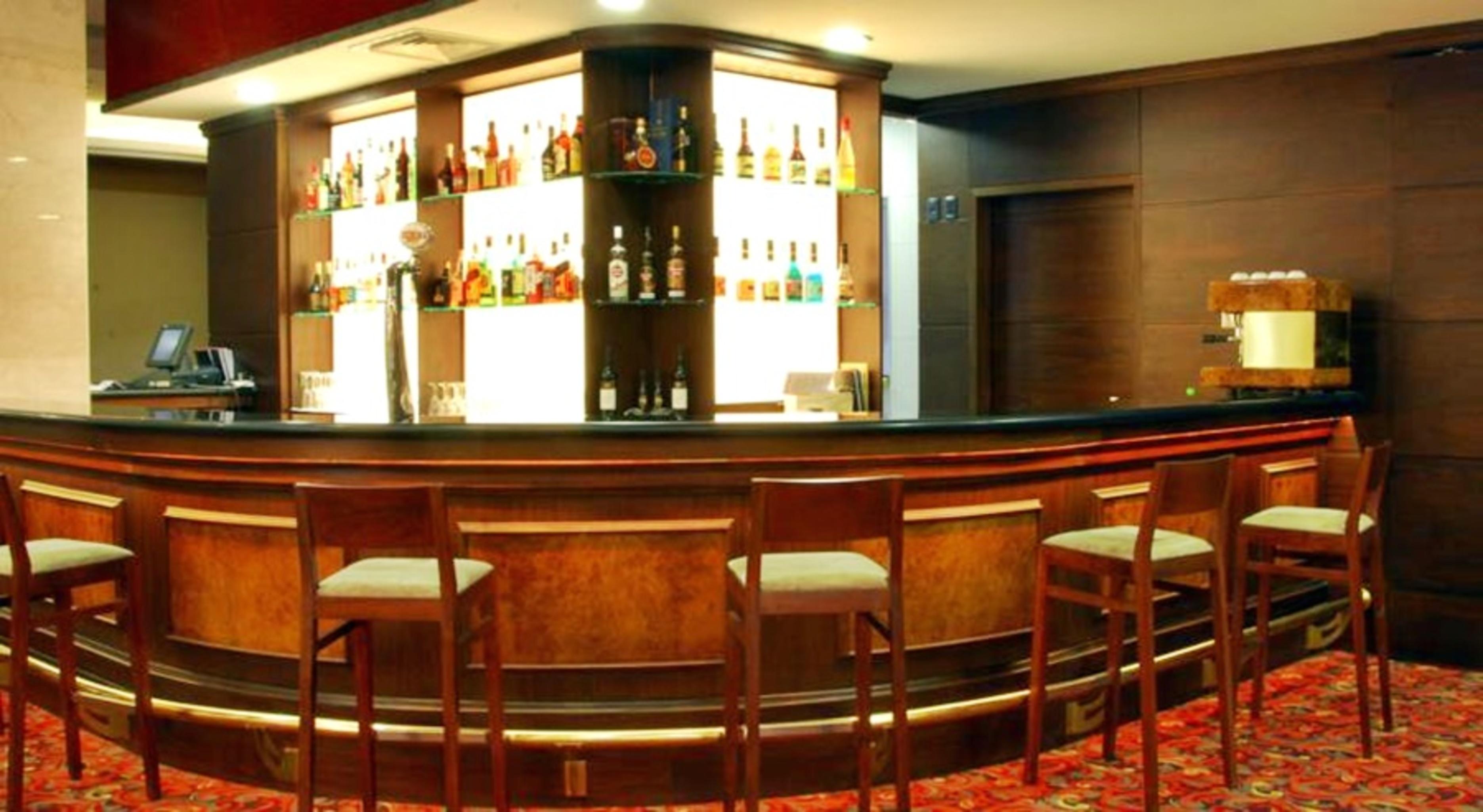 Radisson Montevideo Victoria Plaza Hotel Exterior foto A bar in a hotel