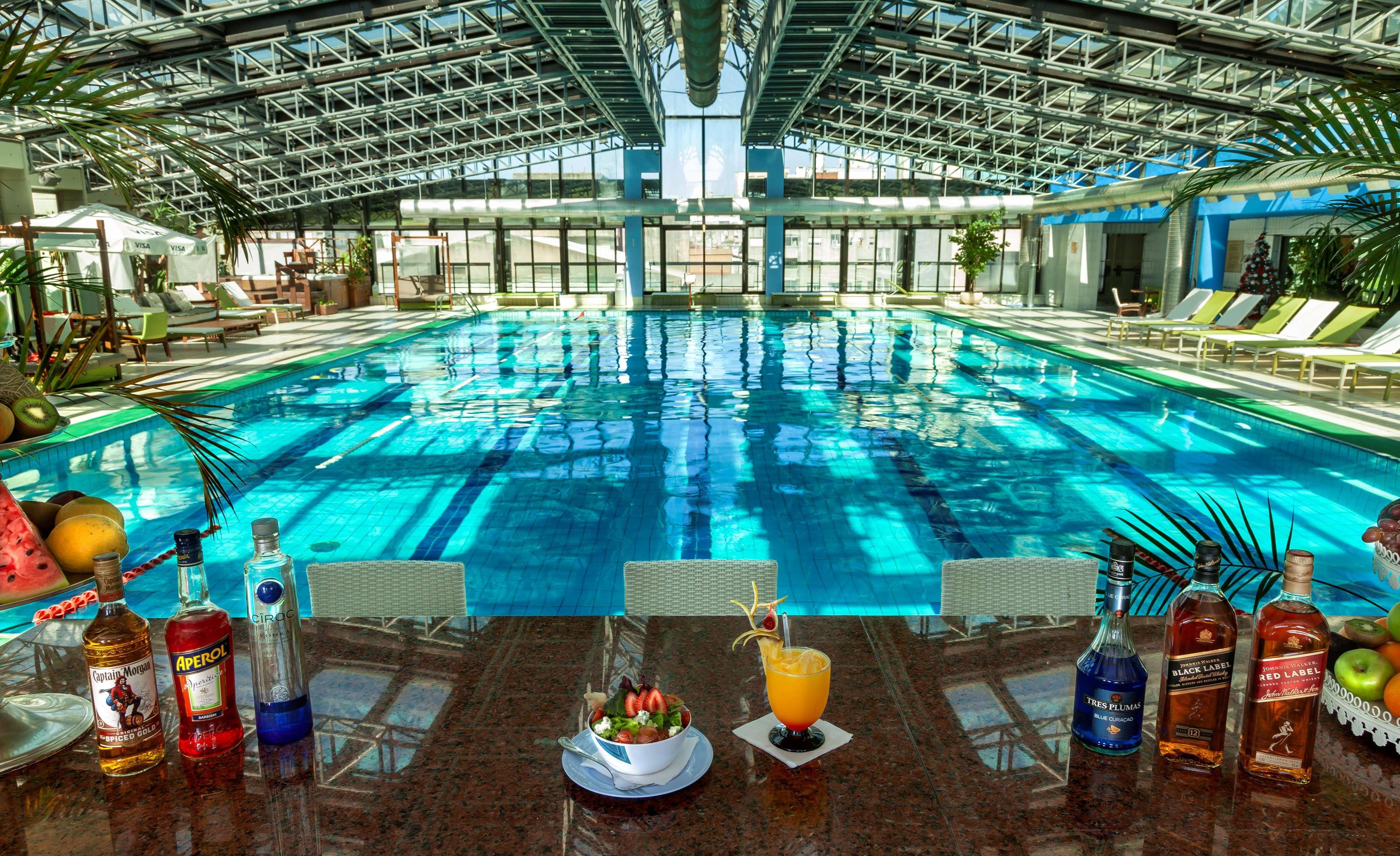 Radisson Montevideo Victoria Plaza Hotel Exterior foto The swimming pool at the hotel