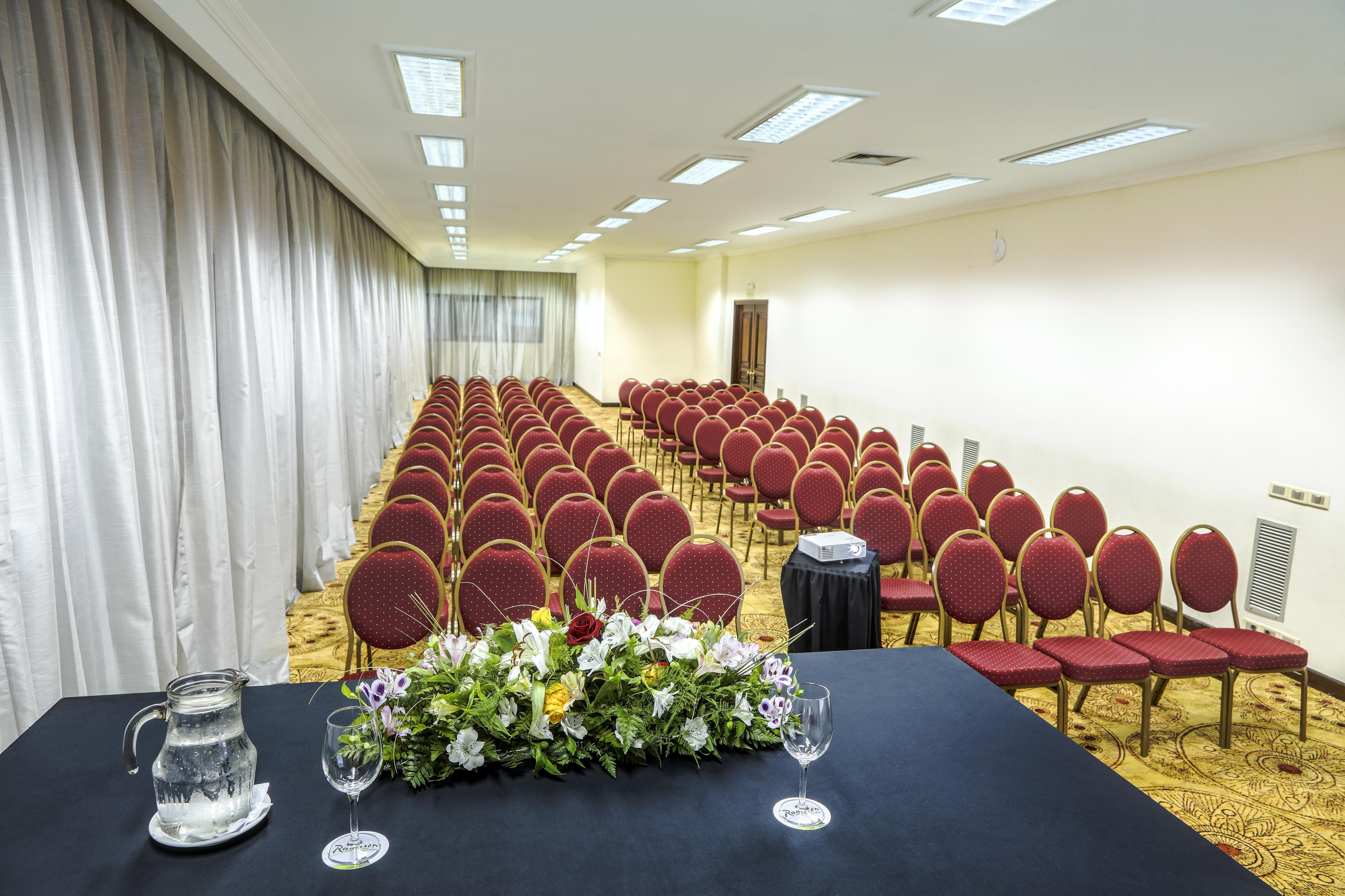 Radisson Montevideo Victoria Plaza Hotel Exterior foto Meeting room