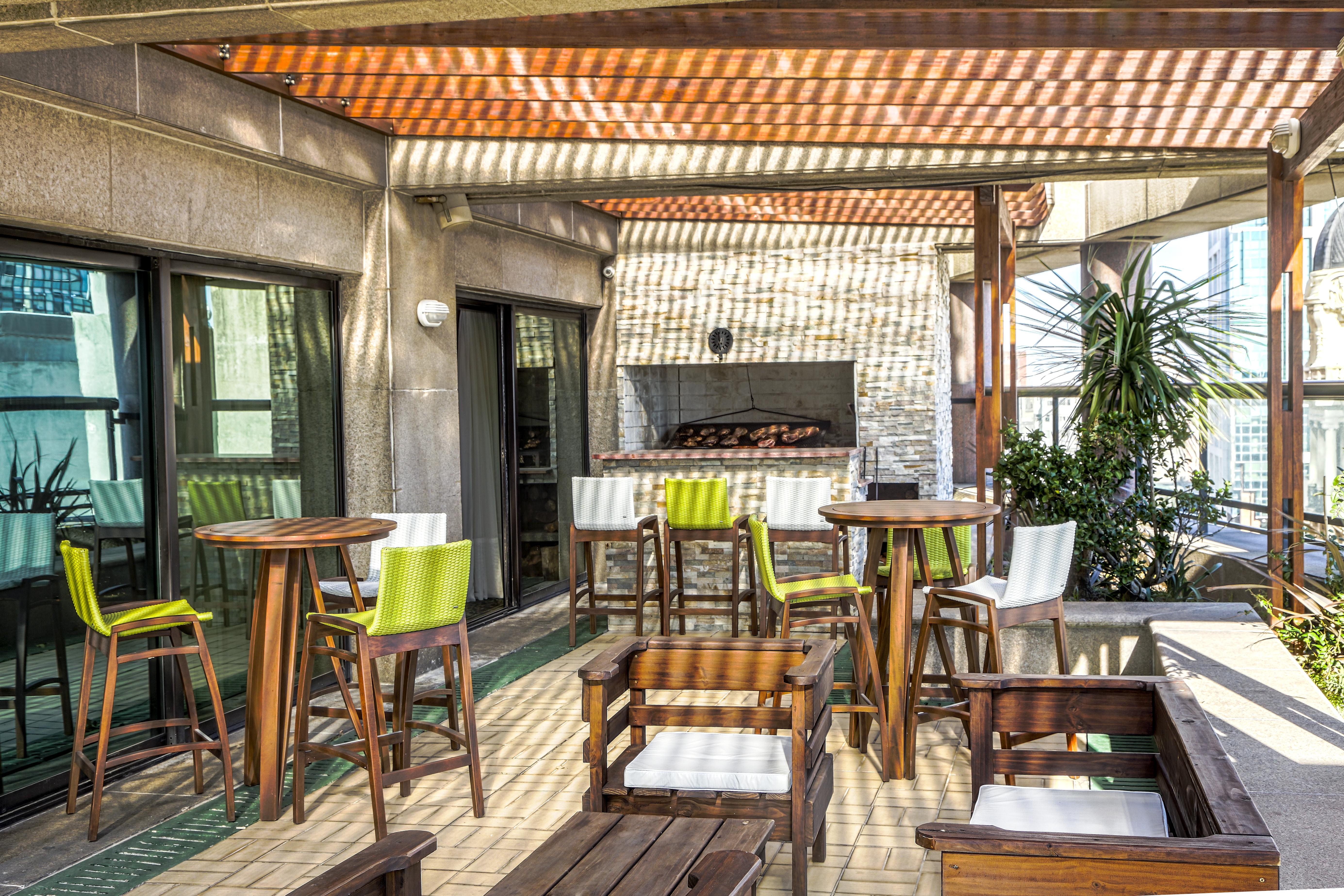 Radisson Montevideo Victoria Plaza Hotel Exterior foto The rooftop bar at the hotel