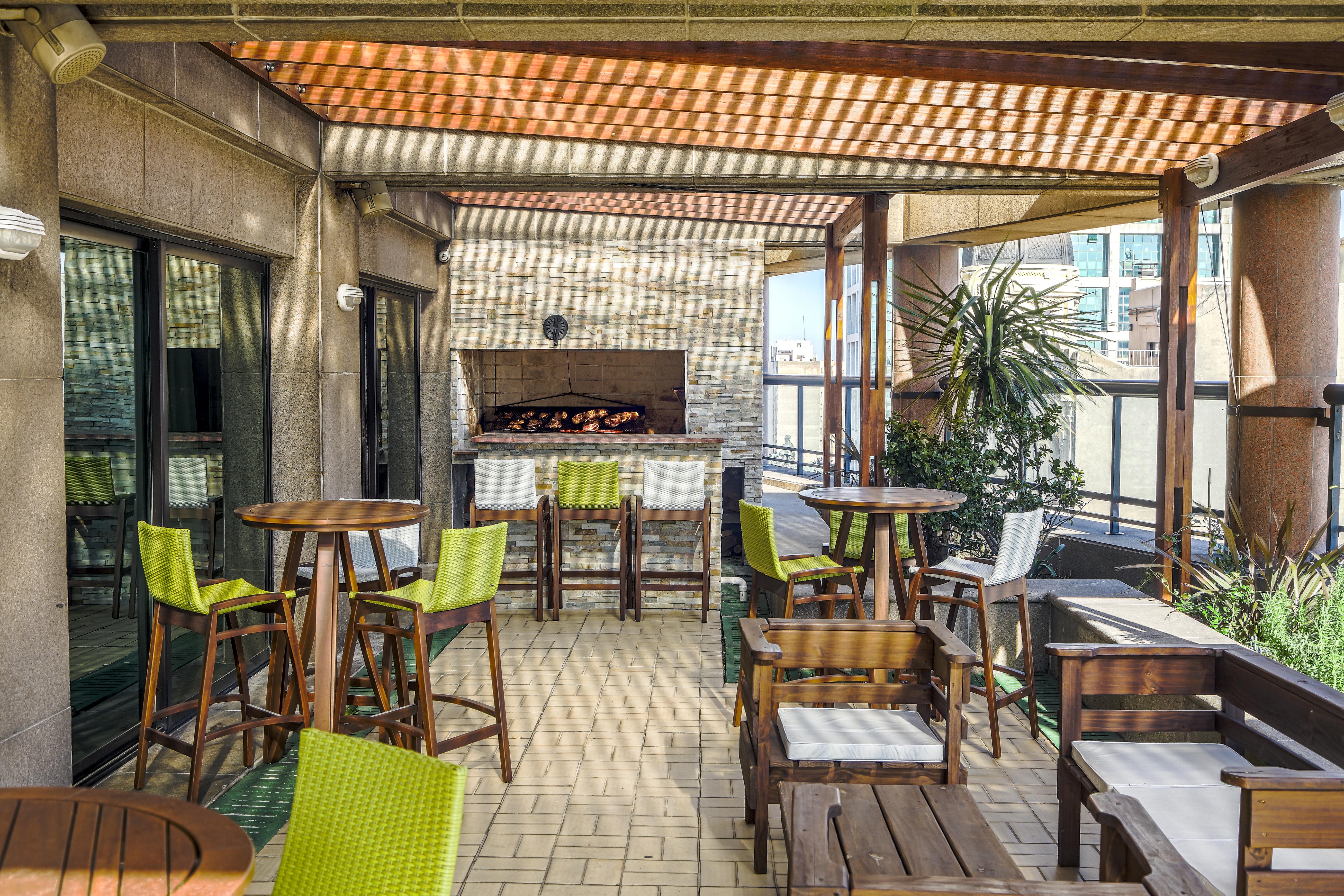 Radisson Montevideo Victoria Plaza Hotel Exterior foto The rooftop bar at the hotel