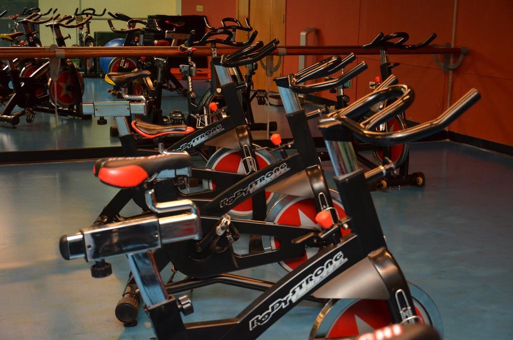 Radisson Montevideo Victoria Plaza Hotel Exterior foto Indoor cycling bikes