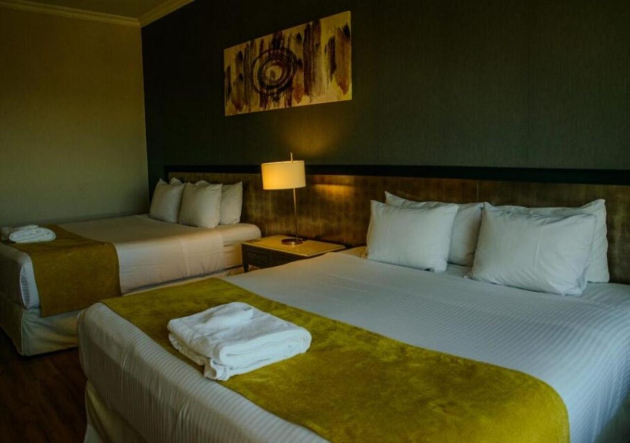 Radisson Montevideo Victoria Plaza Hotel Exterior foto A room at the hotel