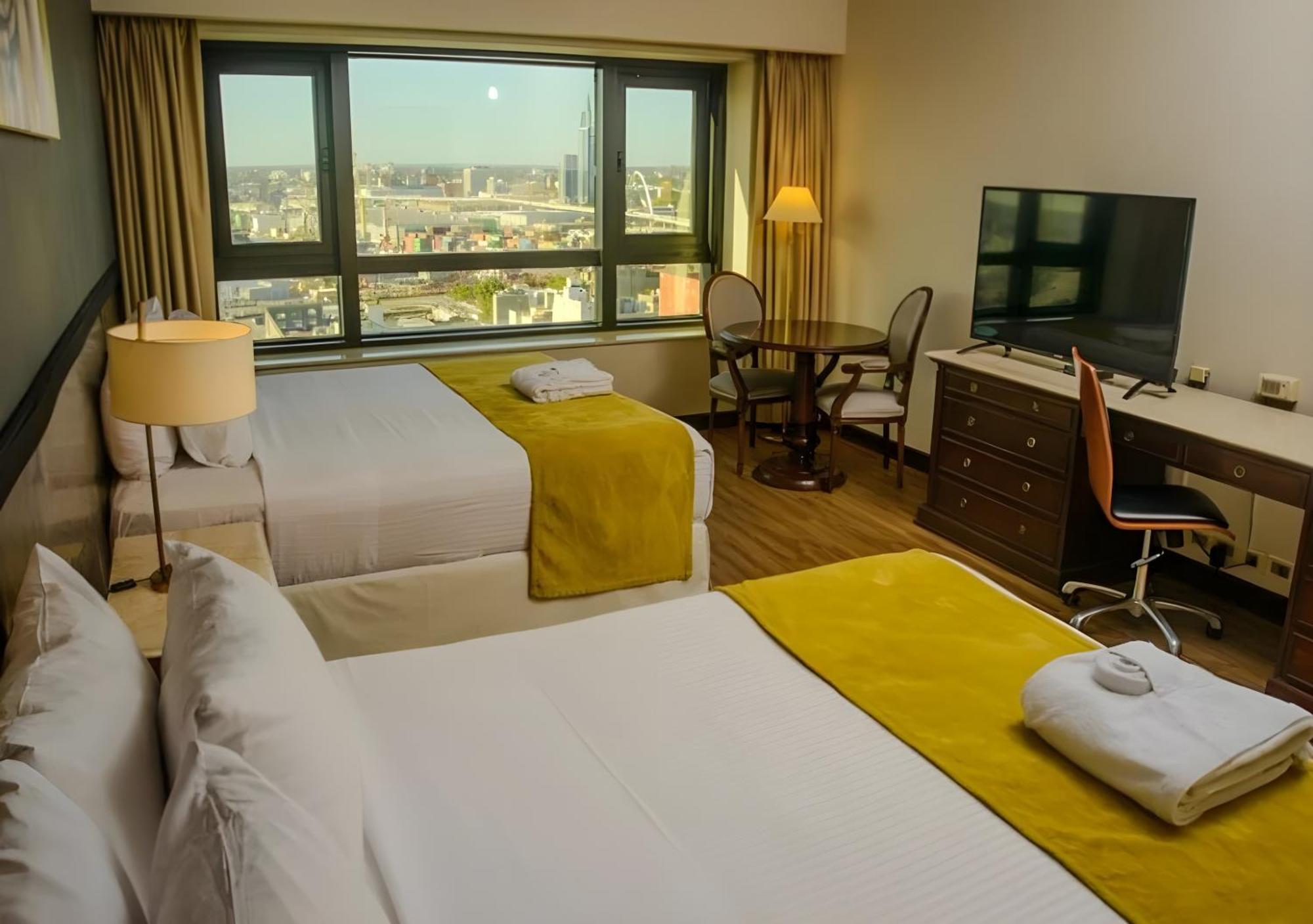 Radisson Montevideo Victoria Plaza Hotel Exterior foto A room at the hotel