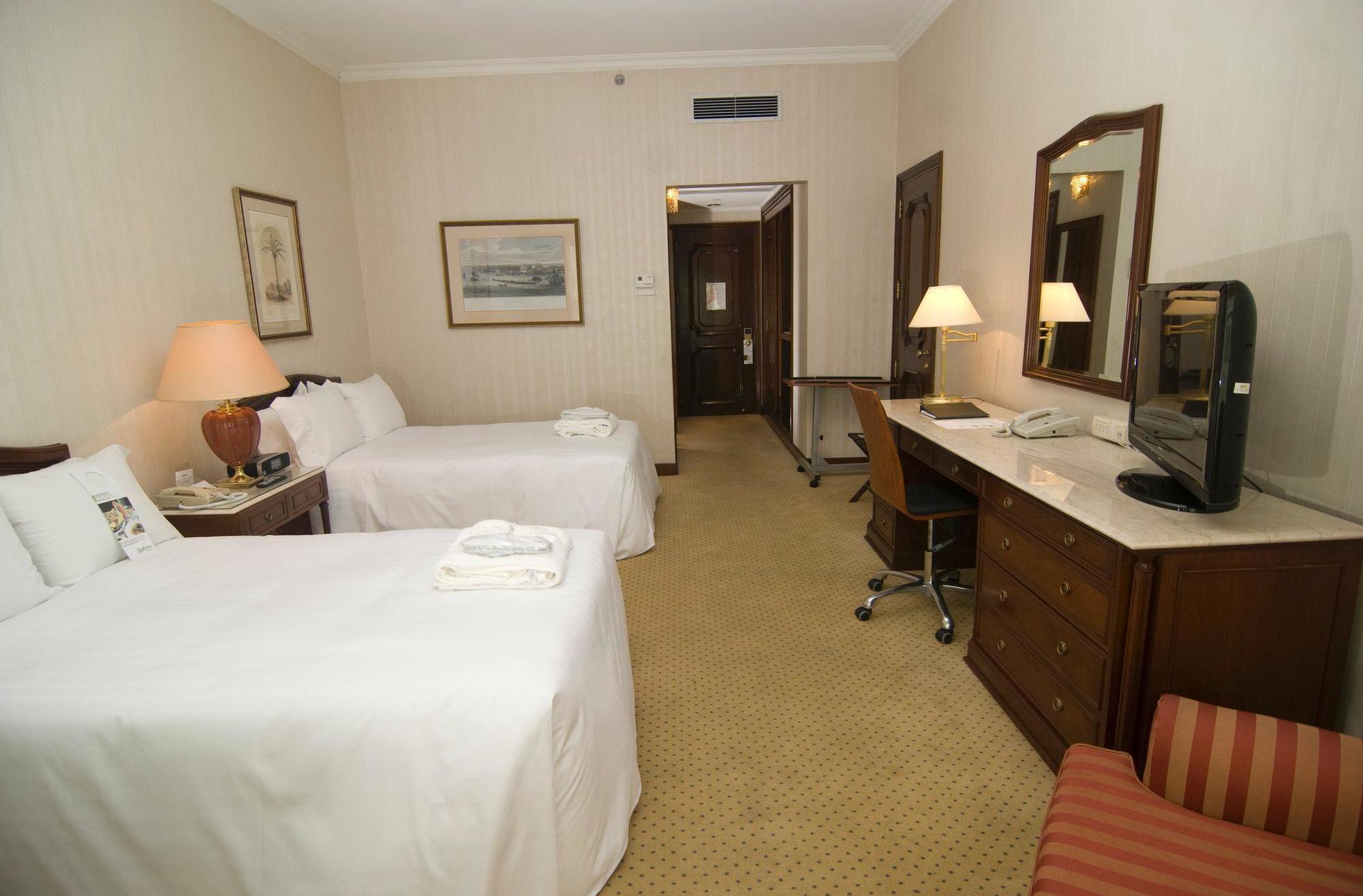 Radisson Montevideo Victoria Plaza Hotel Zimmer foto A room at the hotel