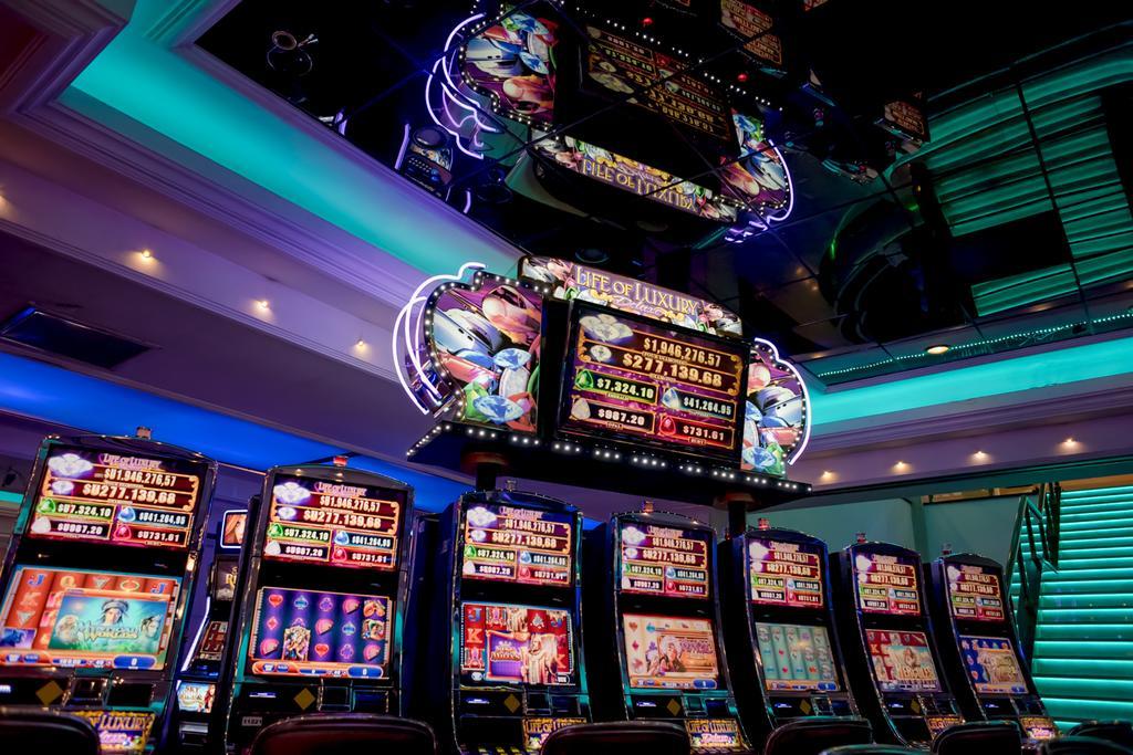 Radisson Montevideo Victoria Plaza Hotel Exterior foto A row of slot machines